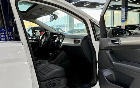 Volkswagen Touran III, 2022 год, 2 350 000 рублей, 8 фотография