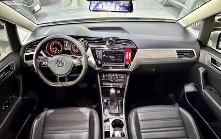 Volkswagen Touran III, 2022 год, 2 350 000 рублей, 10 фотография