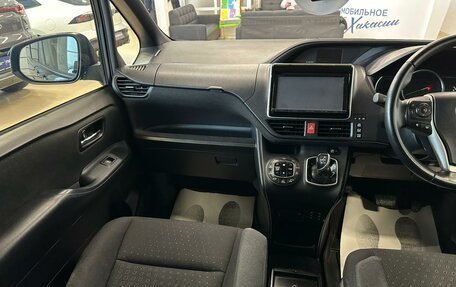 Toyota Voxy III, 2014 год, 2 099 900 рублей, 14 фотография