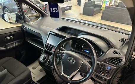 Toyota Voxy III, 2014 год, 2 099 900 рублей, 11 фотография