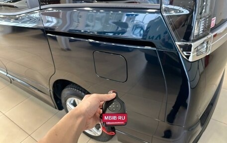 Toyota Voxy III, 2014 год, 2 099 900 рублей, 24 фотография