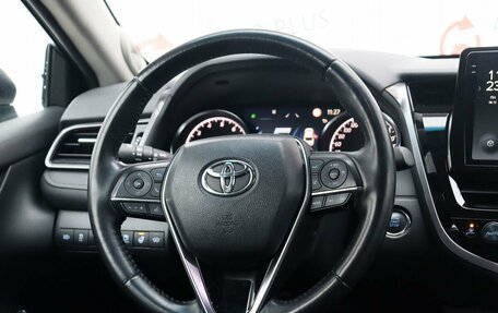 Toyota Camry, 2021 год, 3 350 000 рублей, 10 фотография