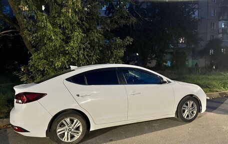 Hyundai Elantra VI рестайлинг, 2020 год, 900 000 рублей, 3 фотография