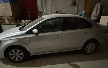 Volkswagen Polo VI (EU Market), 2011 год, 700 000 рублей, 2 фотография