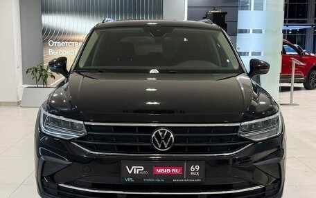 Volkswagen Tiguan II, 2021 год, 2 727 000 рублей, 2 фотография