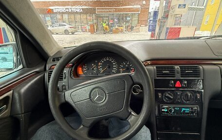 Mercedes-Benz E-Класс, 1999 год, 300 000 рублей, 2 фотография
