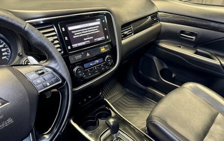 Mitsubishi Outlander III рестайлинг 3, 2017 год, 2 380 000 рублей, 10 фотография