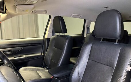 Mitsubishi Outlander III рестайлинг 3, 2017 год, 2 380 000 рублей, 13 фотография