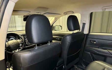 Mitsubishi Outlander III рестайлинг 3, 2017 год, 2 380 000 рублей, 24 фотография