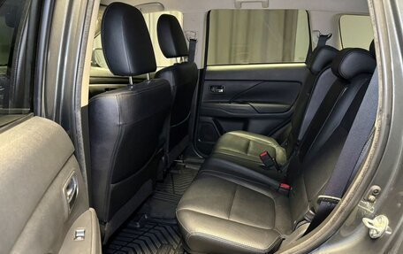 Mitsubishi Outlander III рестайлинг 3, 2017 год, 2 380 000 рублей, 26 фотография