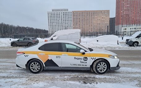 Toyota Camry, 2020 год, 1 800 000 рублей, 4 фотография