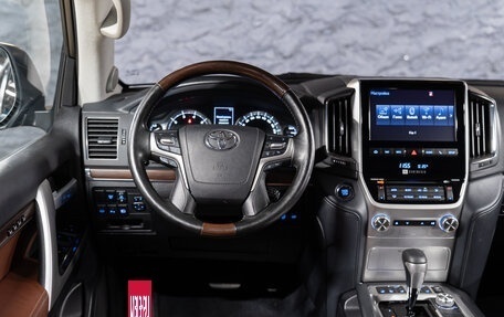 Toyota Land Cruiser 200, 2018 год, 5 950 000 рублей, 12 фотография