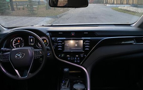 Toyota Camry, 2018 год, 2 395 000 рублей, 3 фотография