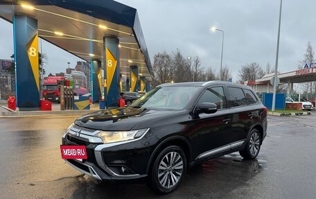 Mitsubishi Outlander III рестайлинг 3, 2019 год, 2 550 000 рублей, 2 фотография
