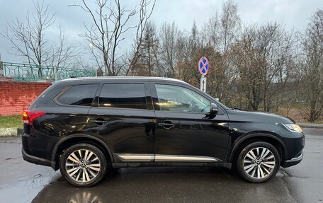 Mitsubishi Outlander III рестайлинг 3, 2019 год, 2 550 000 рублей, 7 фотография