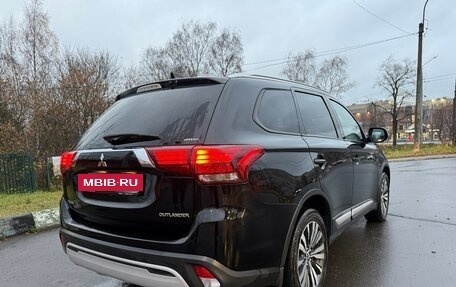 Mitsubishi Outlander III рестайлинг 3, 2019 год, 2 550 000 рублей, 6 фотография