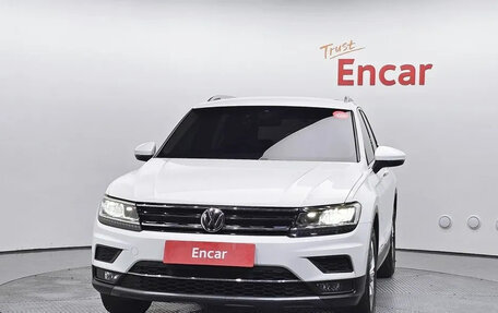 Volkswagen Tiguan II, 2020 год, 2 458 000 рублей, 2 фотография