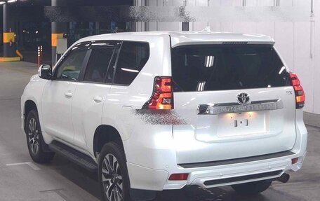 Toyota Land Cruiser Prado 150 рестайлинг 2, 2022 год, 6 700 000 рублей, 2 фотография