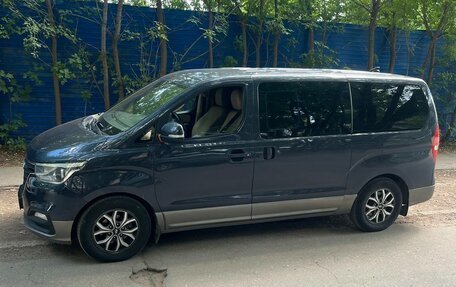 Hyundai H-1 II рестайлинг, 2018 год, 2 800 000 рублей, 2 фотография