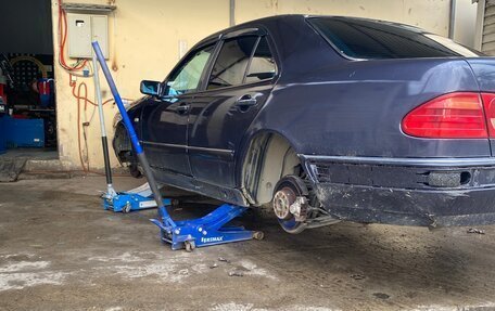 Mercedes-Benz E-Класс, 1996 год, 250 000 рублей, 3 фотография