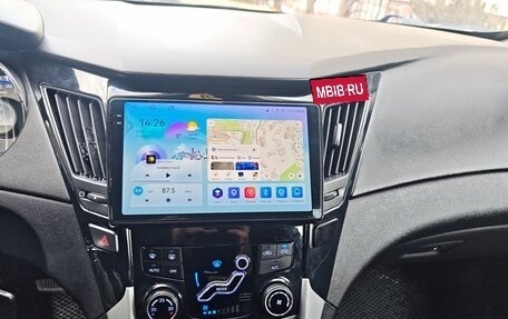 Hyundai Sonata VI, 2011 год, 900 000 рублей, 9 фотография