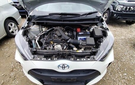 Toyota Yaris, 2022 год, 880 000 рублей, 10 фотография