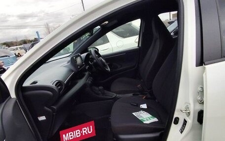 Toyota Yaris, 2022 год, 880 000 рублей, 2 фотография