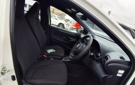 Toyota Yaris, 2022 год, 880 000 рублей, 22 фотография