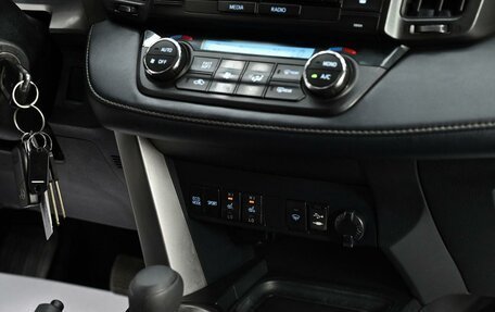 Toyota RAV4, 2018 год, 1 945 000 рублей, 10 фотография