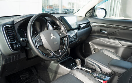 Mitsubishi Outlander III рестайлинг 3, 2017 год, 1 890 000 рублей, 8 фотография