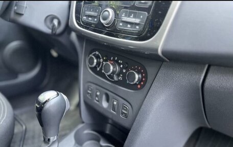 Renault Logan II, 2017 год, 835 000 рублей, 3 фотография