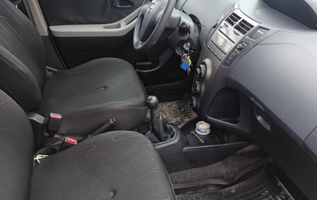 Toyota Yaris III рестайлинг, 2009 год, 500 000 рублей, 6 фотография