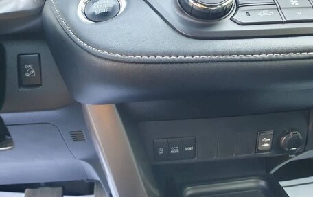 Toyota RAV4, 2018 год, 2 200 000 рублей, 13 фотография