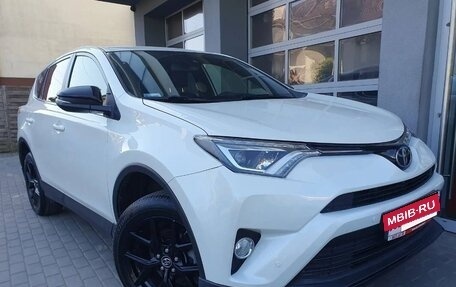 Toyota RAV4, 2018 год, 2 200 000 рублей, 24 фотография