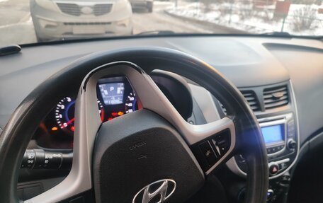 Hyundai Solaris II рестайлинг, 2013 год, 820 000 рублей, 3 фотография