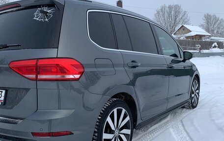 Volkswagen Touran III, 2019 год, 2 600 000 рублей, 4 фотография