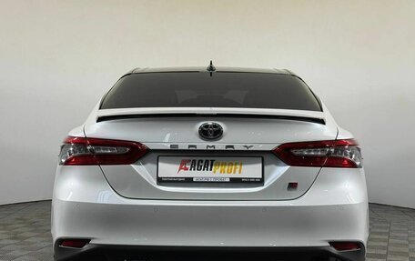 Toyota Camry, 2021 год, 3 190 000 рублей, 4 фотография