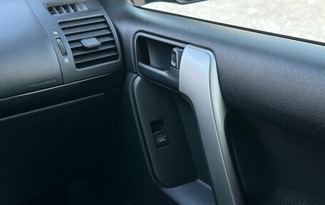 Toyota Land Cruiser Prado 150 рестайлинг 2, 2015 год, 3 499 000 рублей, 30 фотография