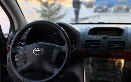 Toyota Avensis III рестайлинг, 2005 год, 700 000 рублей, 20 фотография