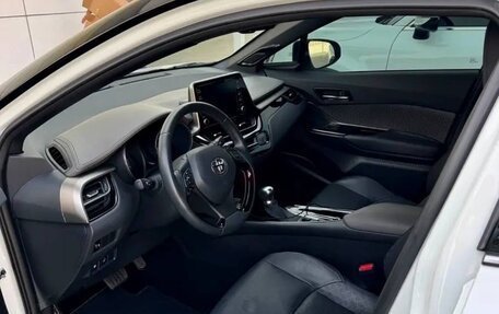 Toyota C-HR I рестайлинг, 2023 год, 2 800 000 рублей, 6 фотография