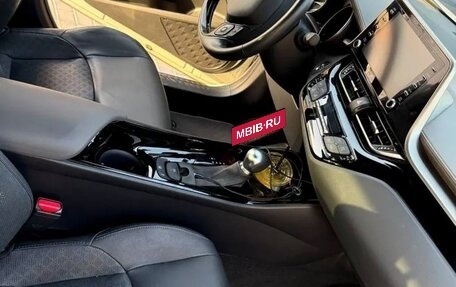 Toyota C-HR I рестайлинг, 2023 год, 2 800 000 рублей, 9 фотография