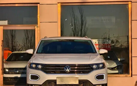Volkswagen T-Roc I, 2022 год, 1 747 000 рублей, 2 фотография