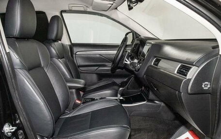 Mitsubishi Outlander III рестайлинг 3, 2020 год, 2 650 000 рублей, 6 фотография