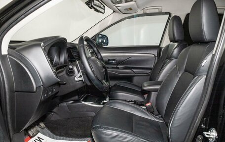 Mitsubishi Outlander III рестайлинг 3, 2020 год, 2 650 000 рублей, 5 фотография