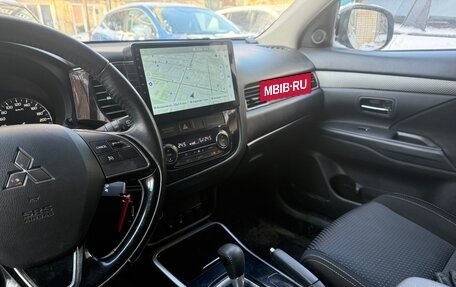 Mitsubishi Outlander III рестайлинг 3, 2018 год, 2 150 000 рублей, 7 фотография