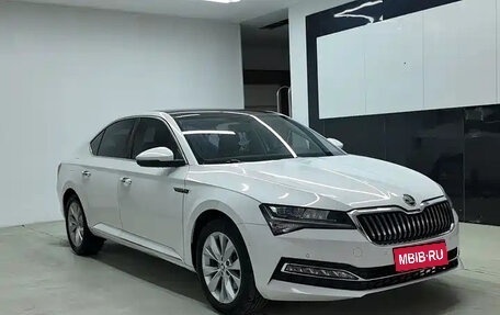 Skoda Superb III рестайлинг, 2021 год, 1 950 000 рублей, 1 фотография