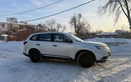 Mitsubishi Outlander III рестайлинг 3, 2017 год, 1 840 000 рублей, 3 фотография