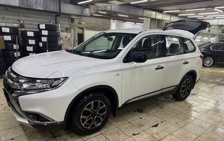 Mitsubishi Outlander III рестайлинг 3, 2017 год, 1 840 000 рублей, 8 фотография