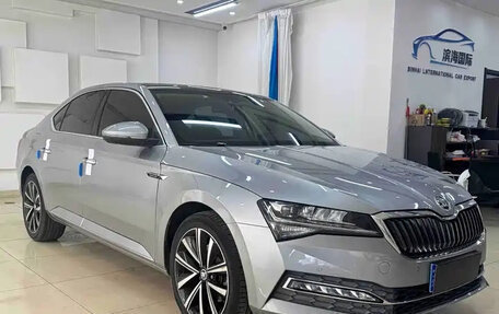 Skoda Superb III рестайлинг, 2022 год, 2 300 000 рублей, 3 фотография