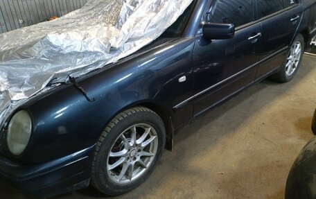 Mercedes-Benz E-Класс, 1998 год, 420 000 рублей, 5 фотография